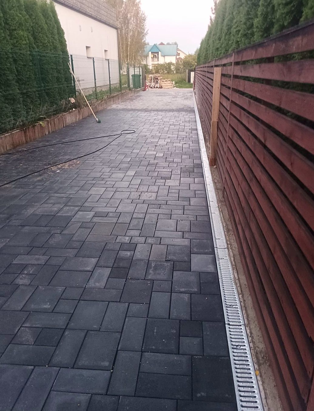 Dekoratīvi bruģa pakāpieni pie ieejas ar krāsu akcentiem