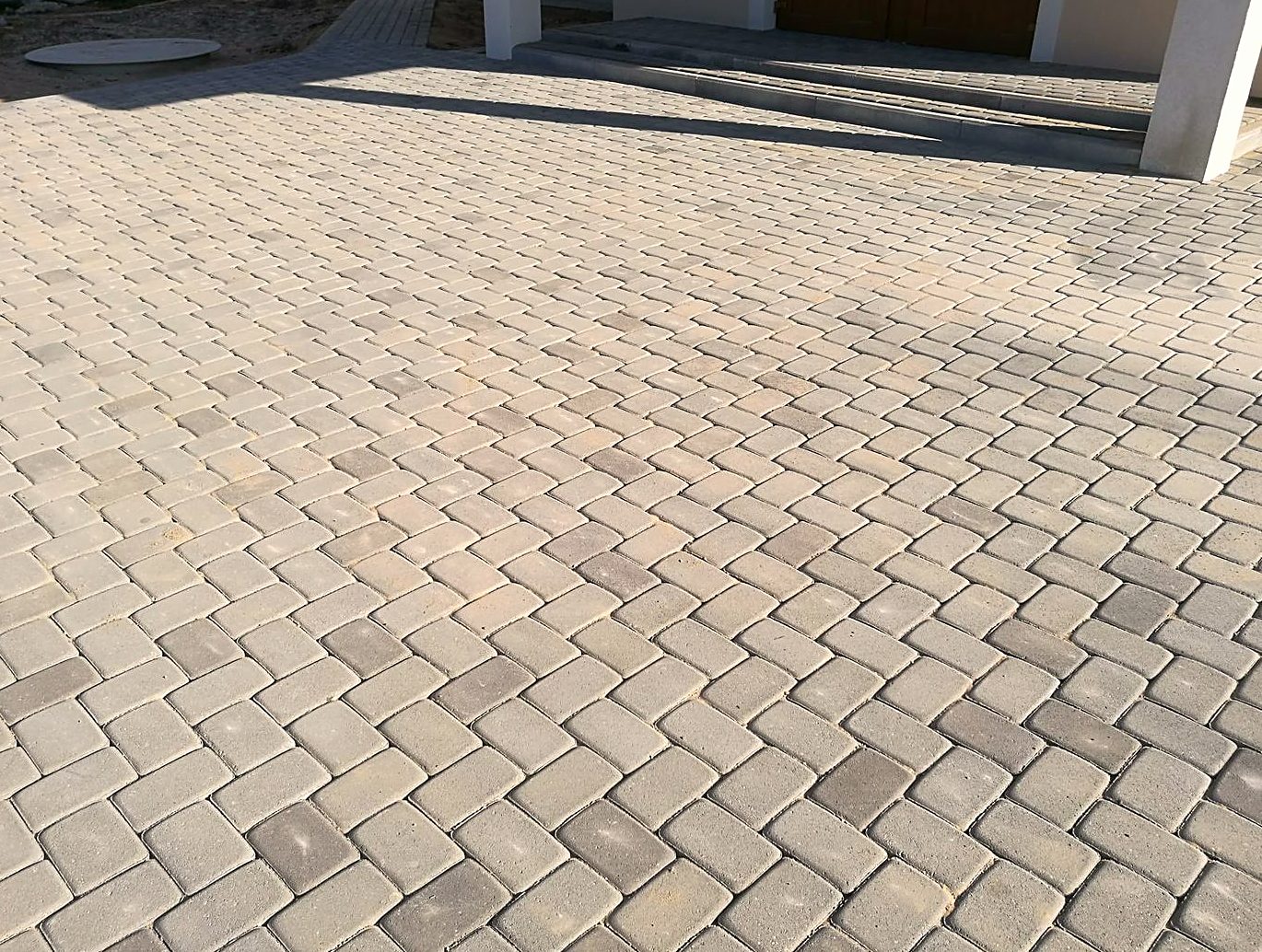 Bruģēts priekšlaukums pie ēkas ieejas Sēlijā