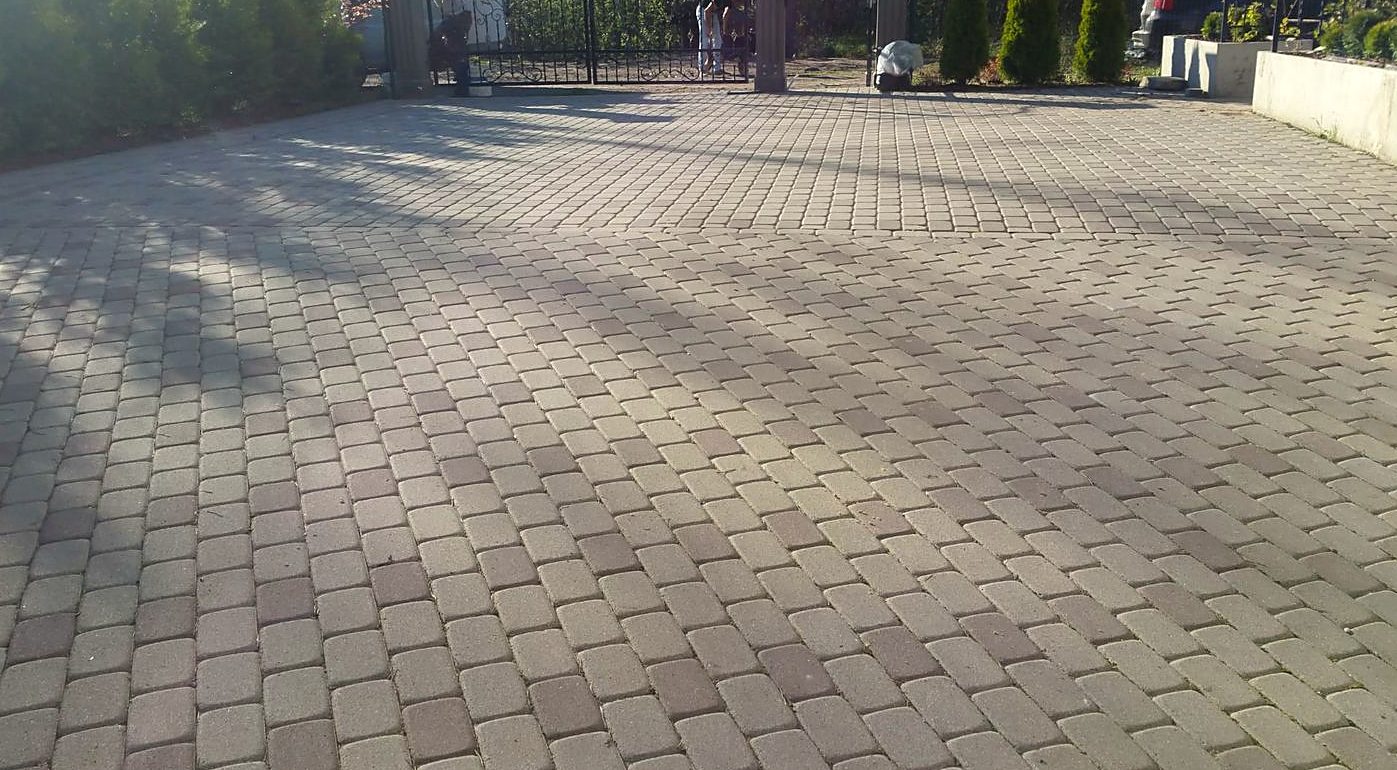 Plašs pagalms ar vecpilsētas tipa bruģakmeni